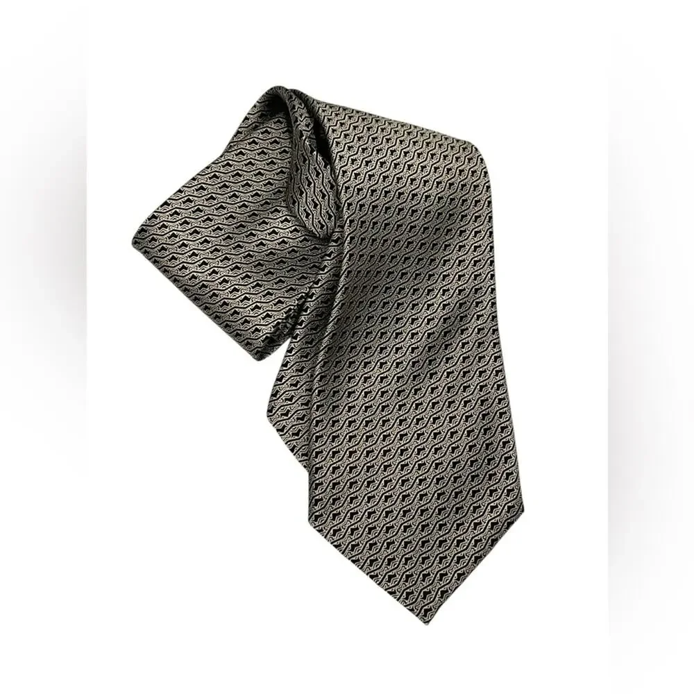 Brioni Sophisticated Black and Gray Patterned Tie